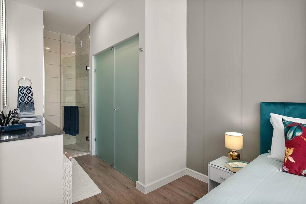 The Median Rosebank Luxury Apartment - Building With Generator Johannesburg Exterior photo
