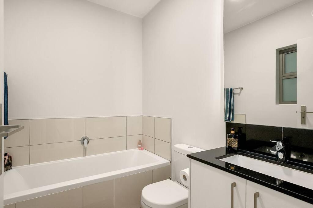 The Median Rosebank Luxury Apartment - Building With Generator Johannesburg Exterior photo