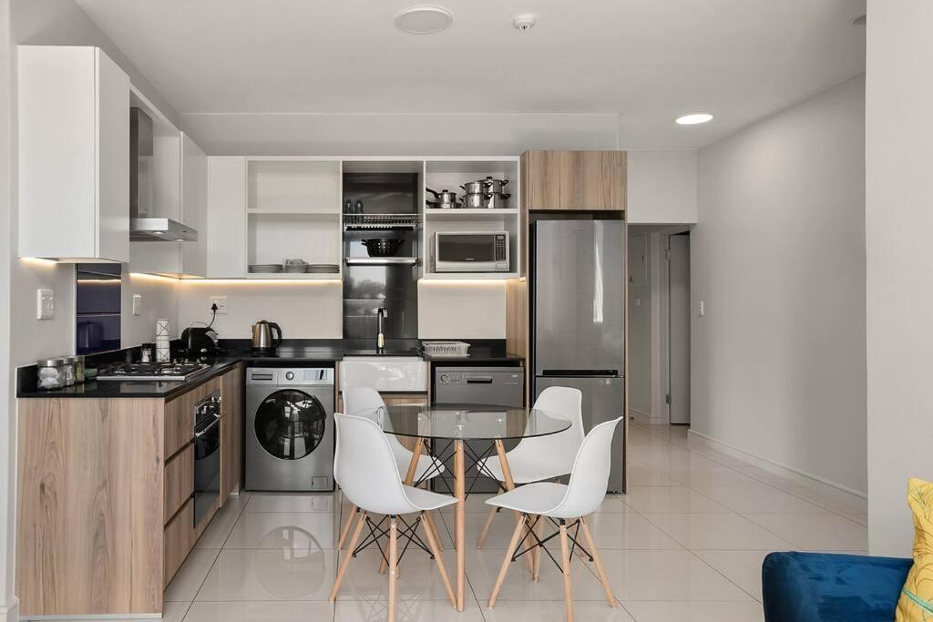The Median Rosebank Luxury Apartment - Building With Generator Johannesburg Exterior photo