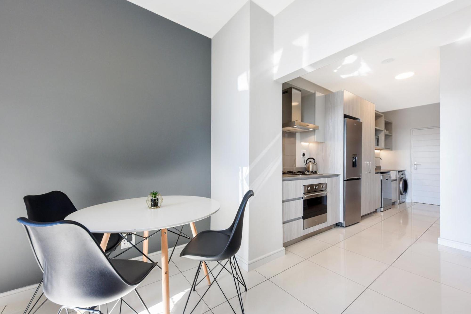 The Median Rosebank Luxury Apartment - Building With Generator Johannesburg Exterior photo